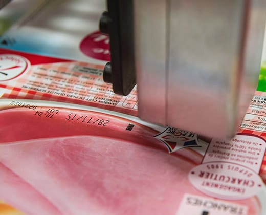 Cap de marcare CIJ inkjet imprimand data, lot si cod pe ambalaj in miscare, fara contact