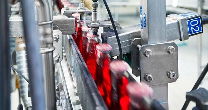 Marcare inkjet CIJ pe linie rapida de productie cu volum mare, date dinamice pe fiecare produs