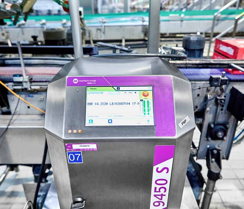 Imprimanta CIJ inkjet Markem-Imaje marcand data si lot pe produse pe linia de productie industriala