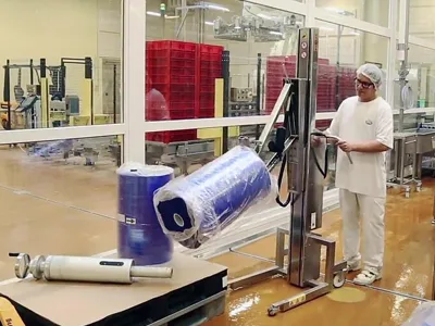 Manipularea ergonomica a rolelor de film la masinile de ambalat