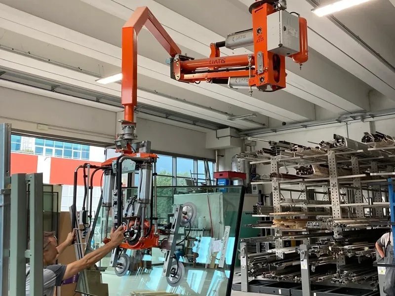 Manipulator industrial pentru geamuri