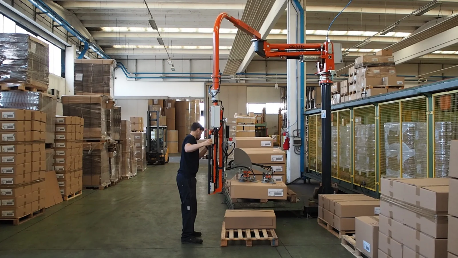 Manipulare ergonomică a cutiilor în industria tutunului