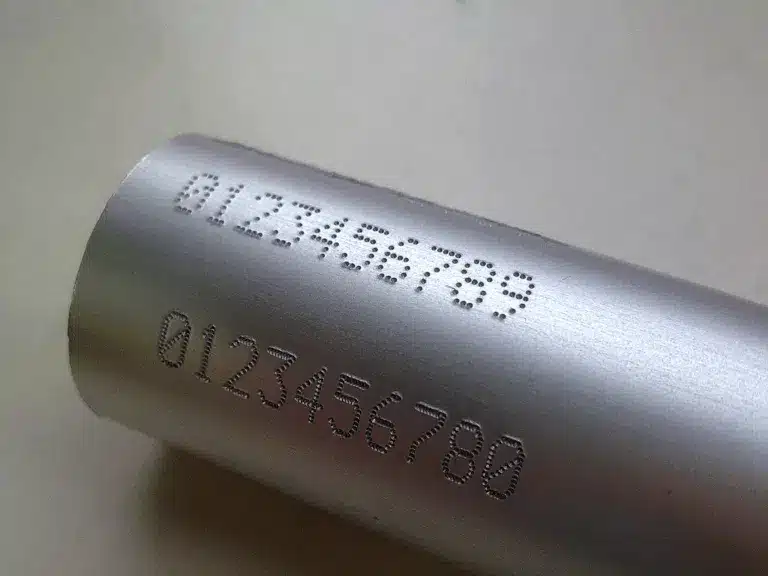 Marcaj prin micropercuție (dot peen) pe componentă metalică